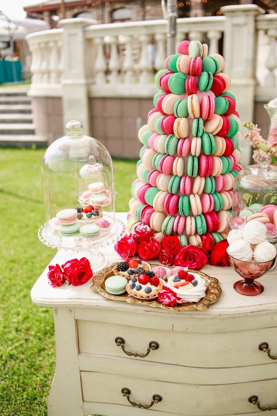 En interessant aksent til søtsaker på et saftig og lyst bord vil være muntert merker, laget i den generelle stilen til bryllupet