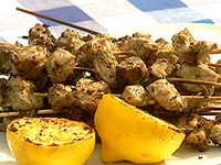 Наиболее употребляемое мясо в греческой кухне включает говядину, баранину, баранину и свинину