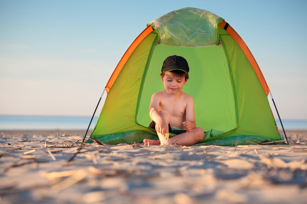 Пляжная палатка - это укрытие, которое дает вашему ребенку тенистое место для отдыха, сна и игр
