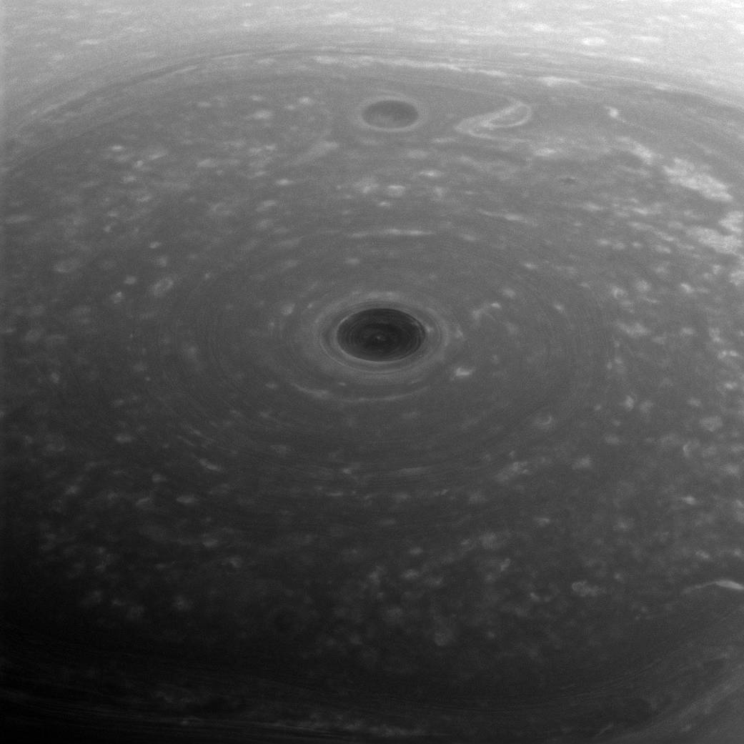 NASA опубликовало передан практически уничтоженной годом ранее станцией Cassini снимок турбулентных областей, которые располагаются на северном полюсе Сатурна