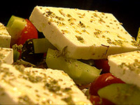 Лучшие блюда также включают в себя различные греческие салаты, а самые известные - греческий салат на основе свежих овощей, сыра фета и оливок